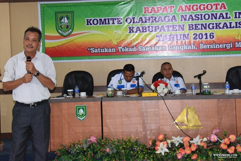 Kabid Olahraga Disbudparpora saat menyampaikan presentasi